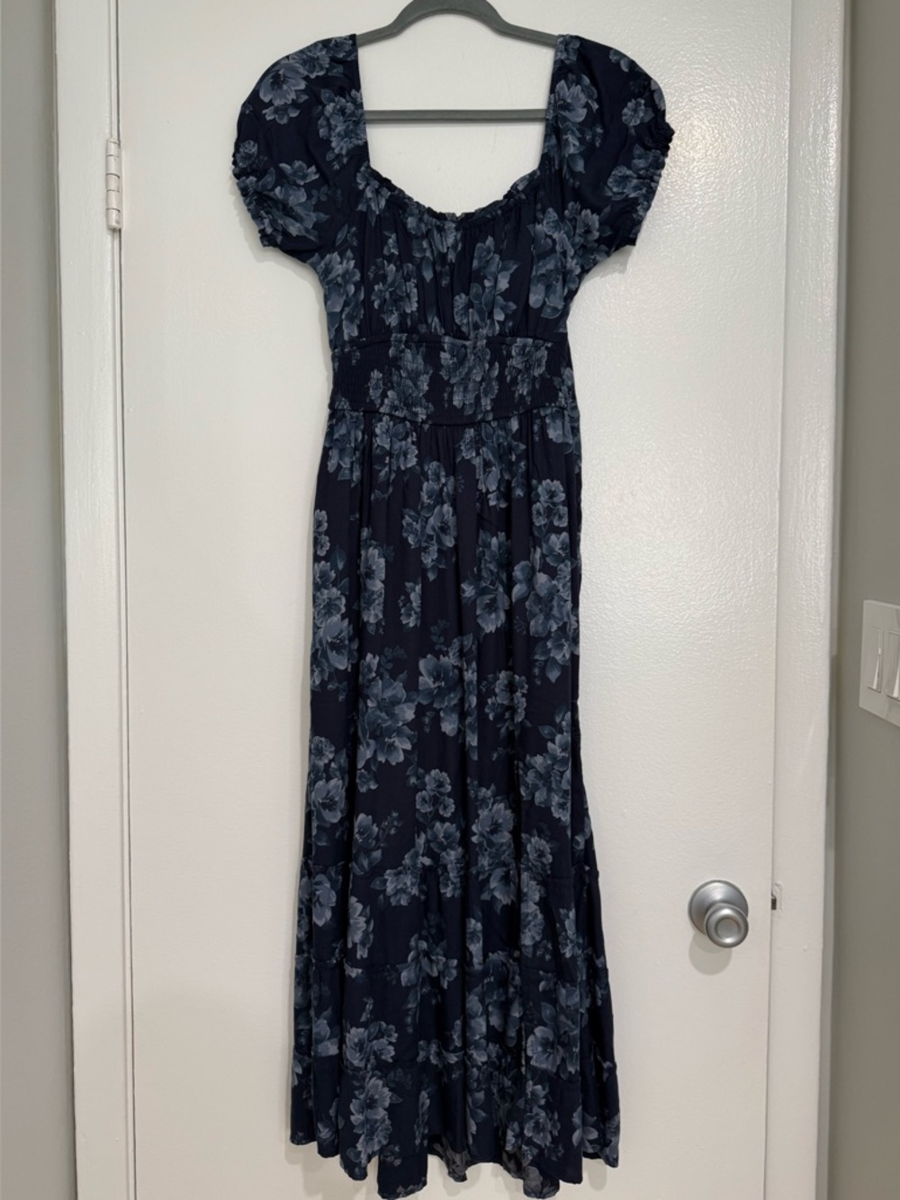 Hollister Navy Blue Flower Tie-Back Midi Dress with Puffy Short-Sleeves Size: M